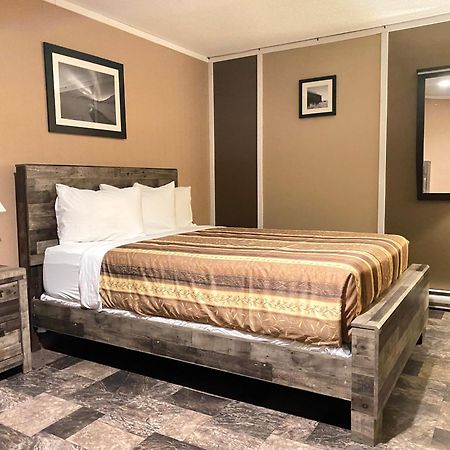 The George Dawson Inn & Conference Centre Dawson Creek Esterno foto