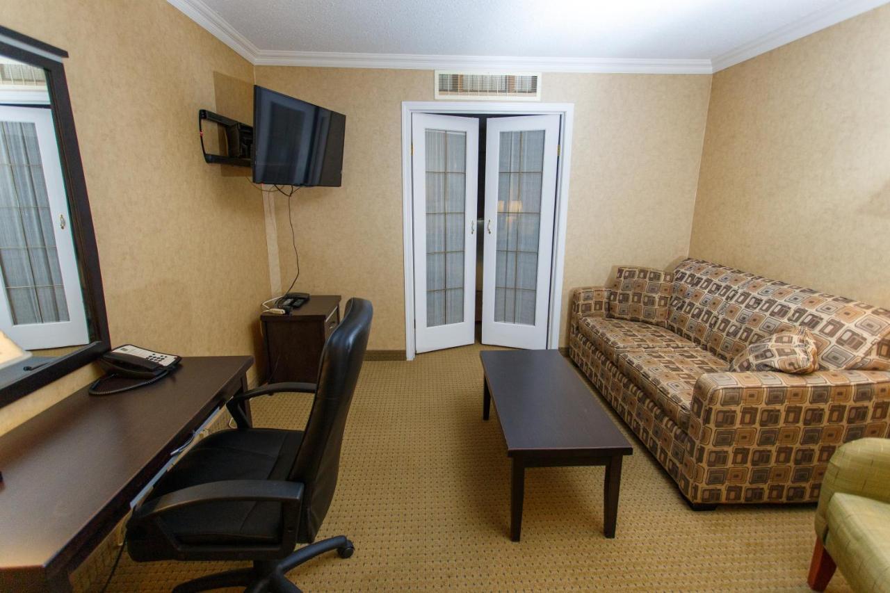 The George Dawson Inn & Conference Centre Dawson Creek Esterno foto