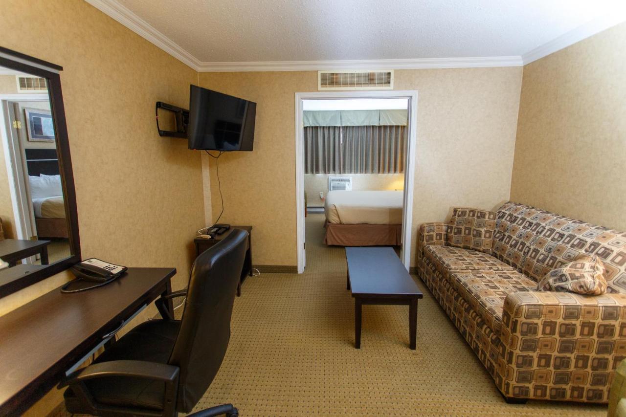 The George Dawson Inn & Conference Centre Dawson Creek Esterno foto