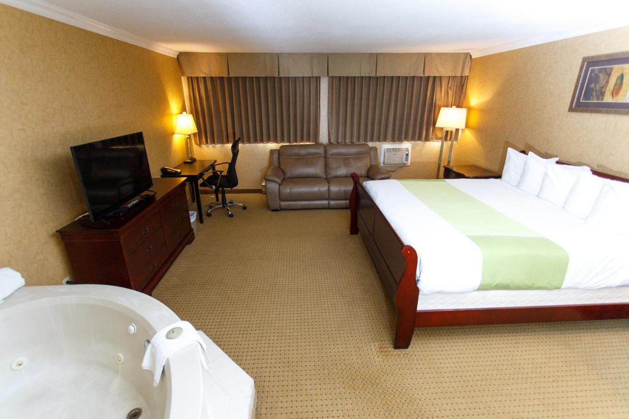 The George Dawson Inn & Conference Centre Dawson Creek Esterno foto