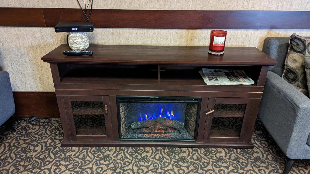 The George Dawson Inn & Conference Centre Dawson Creek Esterno foto
