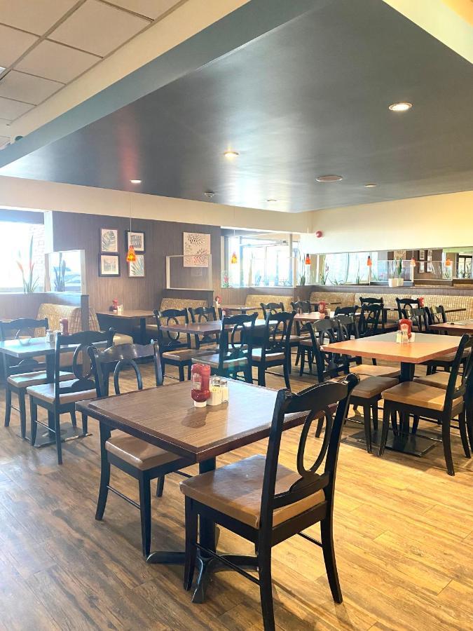 The George Dawson Inn & Conference Centre Dawson Creek Esterno foto