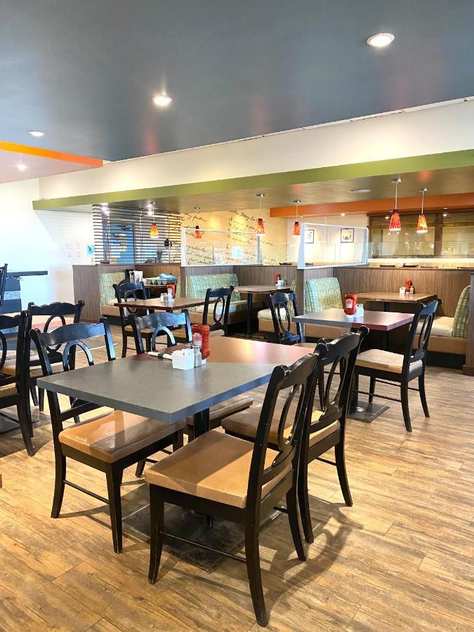 The George Dawson Inn & Conference Centre Dawson Creek Esterno foto