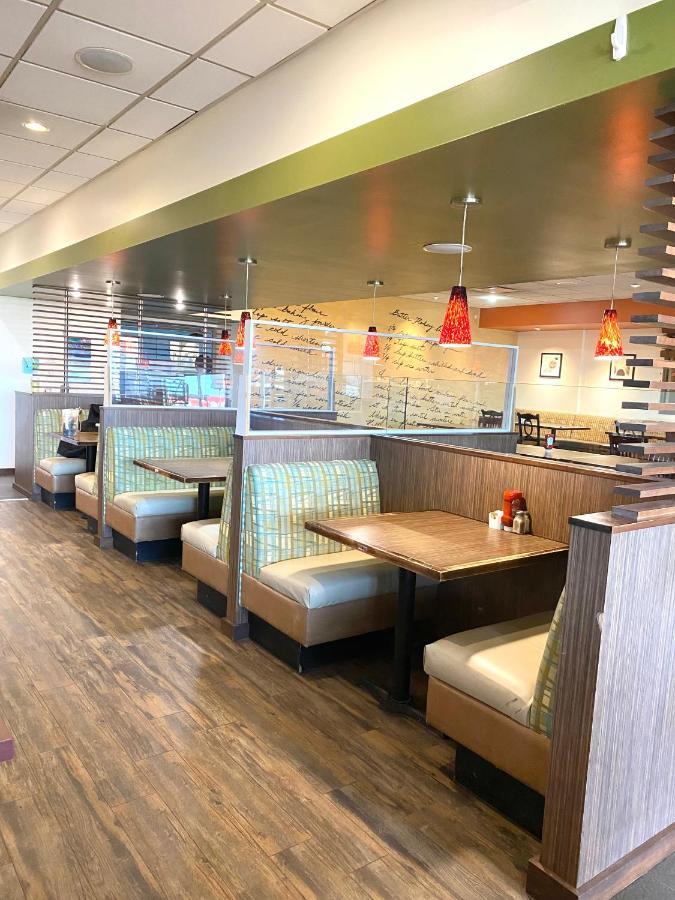 The George Dawson Inn & Conference Centre Dawson Creek Esterno foto