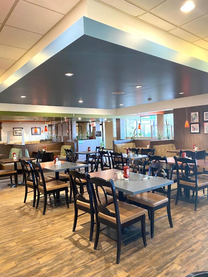 The George Dawson Inn & Conference Centre Dawson Creek Esterno foto