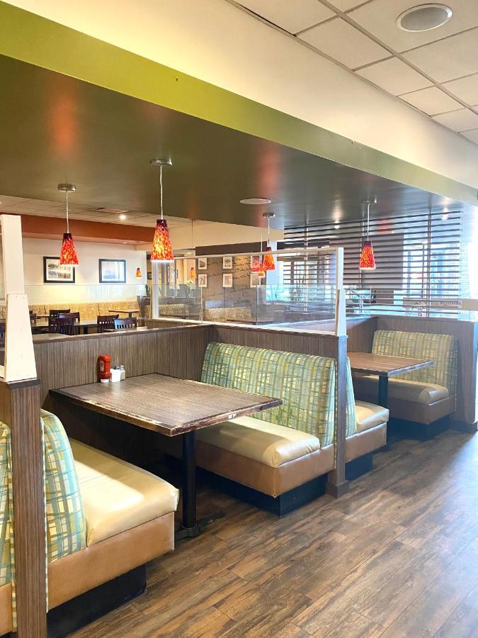 The George Dawson Inn & Conference Centre Dawson Creek Esterno foto
