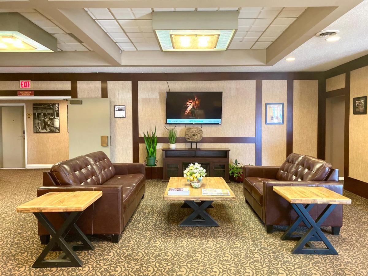 The George Dawson Inn & Conference Centre Dawson Creek Esterno foto
