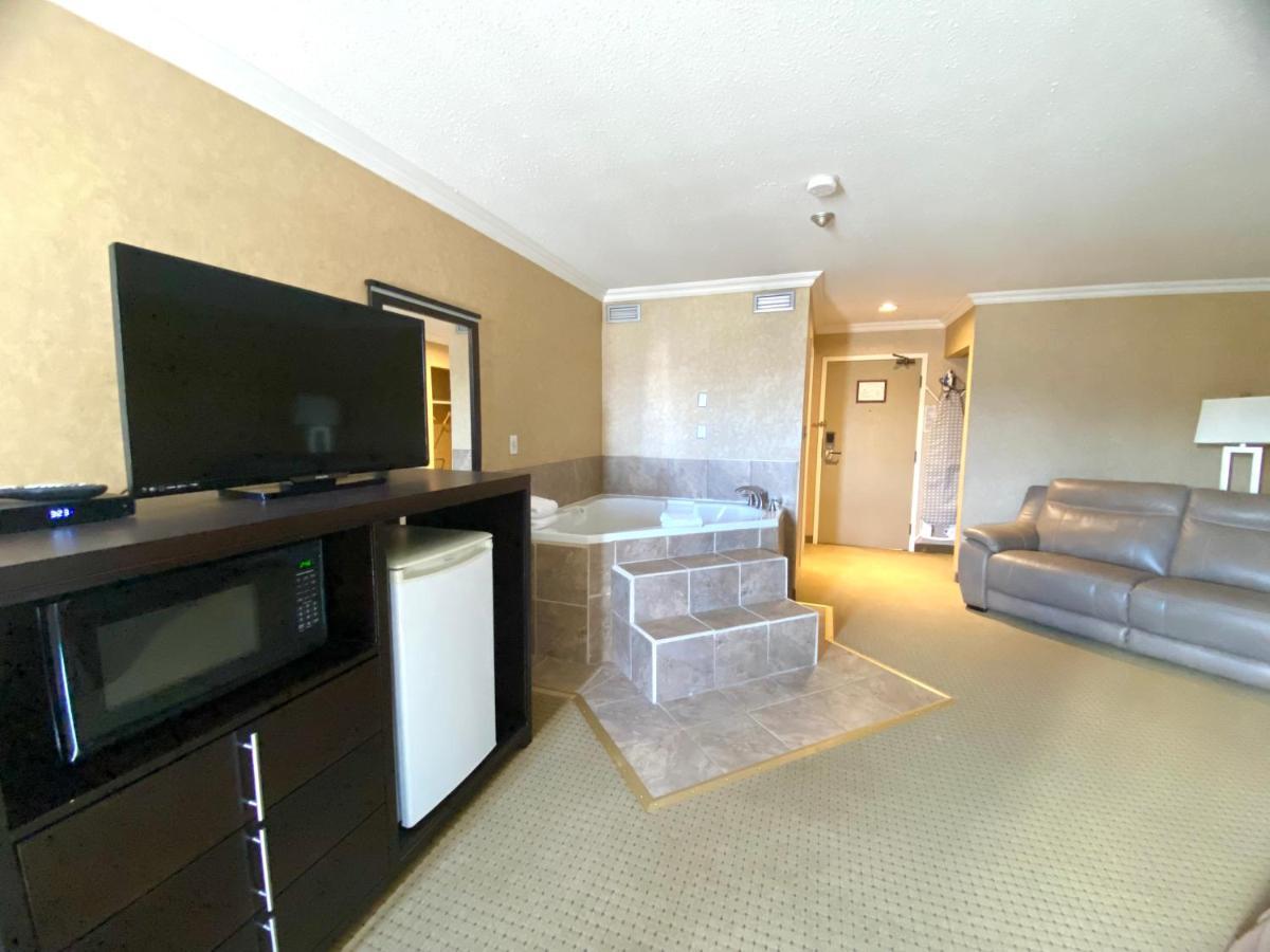 The George Dawson Inn & Conference Centre Dawson Creek Esterno foto