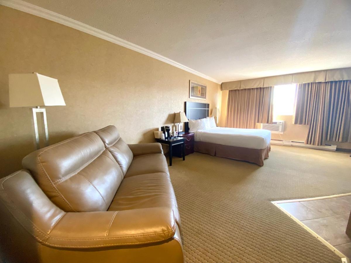 The George Dawson Inn & Conference Centre Dawson Creek Esterno foto