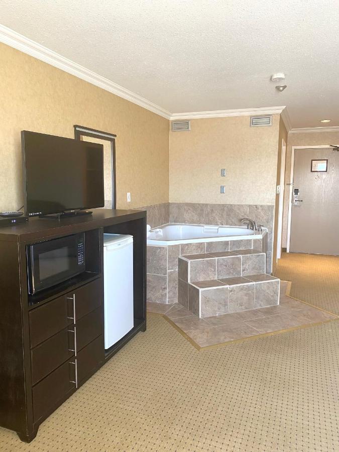 The George Dawson Inn & Conference Centre Dawson Creek Esterno foto