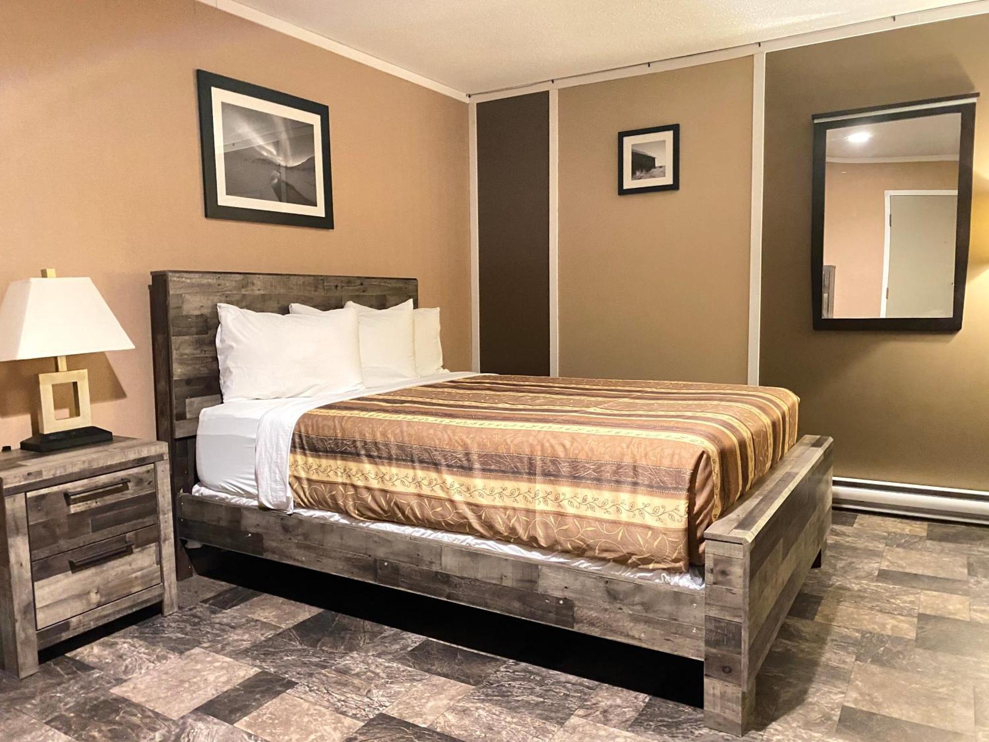 The George Dawson Inn & Conference Centre Dawson Creek Esterno foto